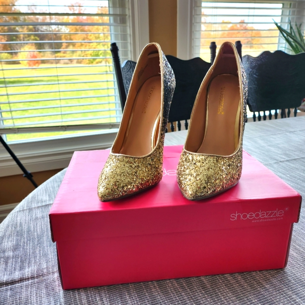 NIB***Blk/Gold Teagan Pumps